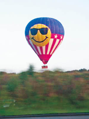 有人於意外前拍攝到肇事熱氣球飛行。（互聯網圖片）