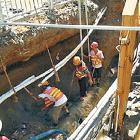 麻布社區近年經常爆水管，維修工人疲於奔命。