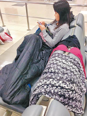 中國旅客外遊亂象不斷，曾有人在機場晾乾內衣。（資料圖片）