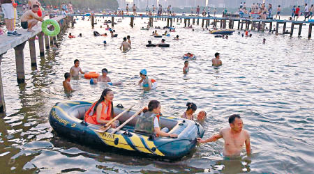 武漢不少民眾游泳消暑。（互聯網圖片）