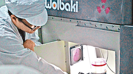 研究中心近日研發出「WOLBAKI X」射線儀，可令雌蚊絕育。（互聯網圖片）