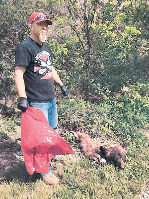 基昂殺死一頭黑熊。