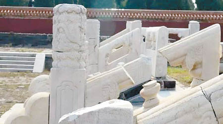 昭西陵隆恩殿的台基護欄柱頭被盜。（互聯網圖片）