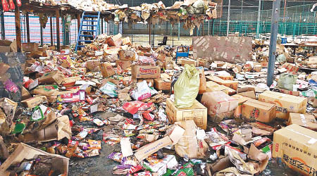 堆放淹水貨品的垃圾場傳出惡臭。