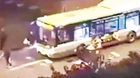 示威者攔下巴士擲汽油彈，巴士陷入一片火海。（互聯網圖片）