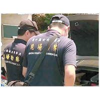 警到案發現場調查。（電視畫面）