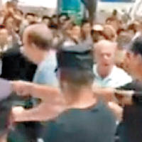 警員保護兩名外籍男子時，兩人大聲與群眾爭吵。