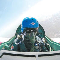 飛行員在「海山鷹」上進行訓練。