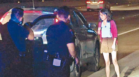 自駕遊女子看到警員拔槍包圍後被嚇呆。（互聯網圖片）