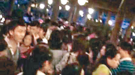 上海迪士尼樂園內有大批遊客鼓譟。（互聯網圖片）