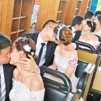 上海<br>上海有樂園安排十二對新婚夫婦參加「過山車婚禮」。