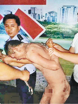 全裸的李男被警方帶走。（互聯網圖片）