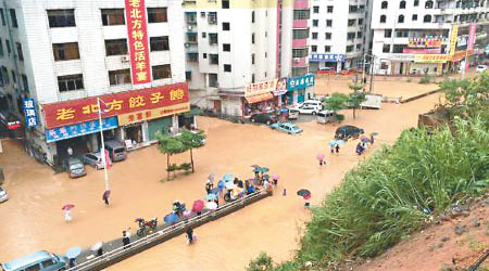 龍川縣水浸嚴重，民眾需涉水而行。（互聯網圖片）