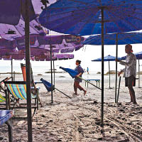 華欣的旅遊業大受影響，沙灘遊人大減。