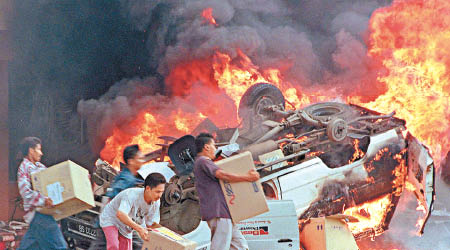 一九九八年的排華暴動，造成嚴重破壞及傷亡。（資料圖片）