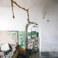 不少廢棄的房屋內，盡是裂痕和剝落的磚塊。