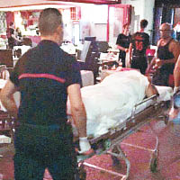 有傷者需由救護員用擔架送院。