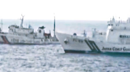 日方片段顯示，日本海保廳船隻（右）與中國海警船（左）對峙。