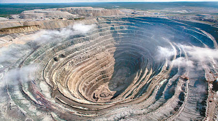 米爾礦場如隕石巨坑。（ALROSA圖片）