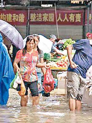 颱風「電母」來襲，海口市街道多處水浸。（互聯網圖片）