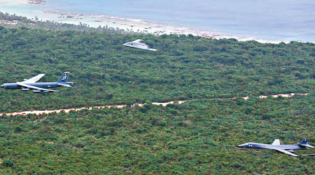 美國空軍三代轟炸機首次以分列方式飛越關島美軍基地。（互聯網圖片）