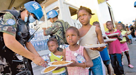 海地大地震後又爆發霍亂，人民生活困苦。