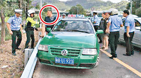 王男（紅圈示）駕駛假牌的士，最終被警員制服。（互聯網圖片）