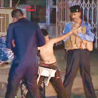 警員拆除少年身上的炸彈。（電視畫面）