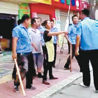 陝西<br>寶雞城管與商店負責人發生爭執。（互聯網圖片）