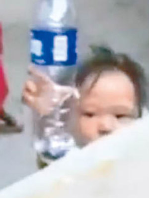 有好心市民怕女童難抵酷熱，為她送上食水。（互聯網圖片）