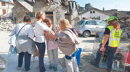 災民看着被毀的家園，不禁淚流滿面。