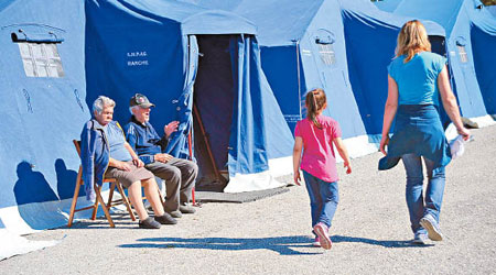 失去家園的災民被安置到臨時帳篷暫住。