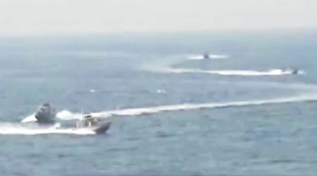 四艘伊朗快艇逼近美軍驅逐艦尼采號。（電視畫面）