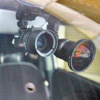 車上配備相機探測交通燈的變化。