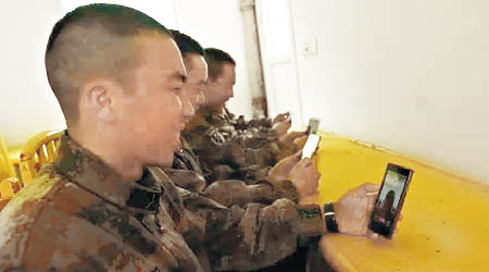 解放軍容許士兵在限定時間及地點使用智能手機。（互聯網圖片）