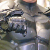 查柯里的蝙蝠俠盔甲手套像真度極高。