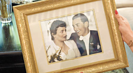 戈特沙爾克夫婦的結婚照面露笑容。（互聯網圖片）