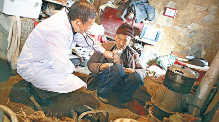 農村留守老人只能依賴赤腳醫生或成藥治療。
