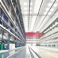 渤海造船廠新落成的總裝生產線室內船台工場。