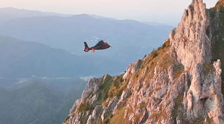 神勇機師駕直升機救走被困山崖的女子。（緊急救援隊圖片）