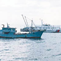 中國海警船（後）亦參與海上演習。