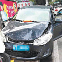 涉撞人的黑色私家車損毀嚴重。（互聯網圖片）