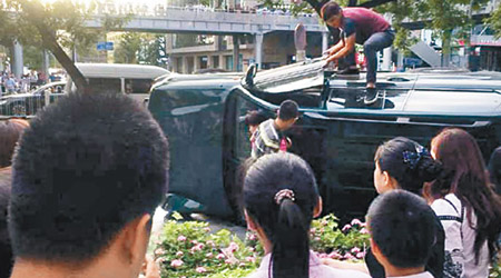 肇事越野車衝入輔路翻側。（互聯網圖片）