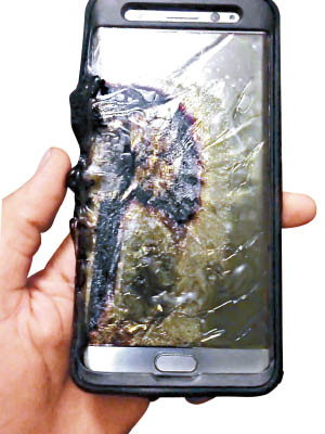 有用戶投訴Galaxy Note7充電時，電池爆炸起火。（互聯網圖片）