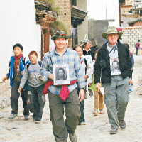 斯內登的父親（右）及兄長（中）曾遠赴中國雲南尋人。（互聯網圖片）