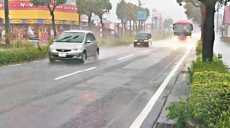 南修在九州登陸，帶來暴雨。（電視畫面）