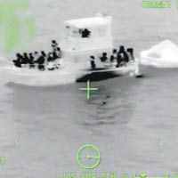 漁船到現場協助救起遇險者。