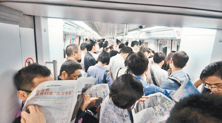 深圳上班族花長時間擠地鐵上班。（互聯網圖片）