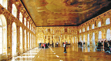 報道指有中國遊客讓兒子當眾在宮殿內小便。