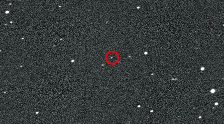 小行星2016 RB1（紅圈示）近距離掠過地球。（NASA圖片）